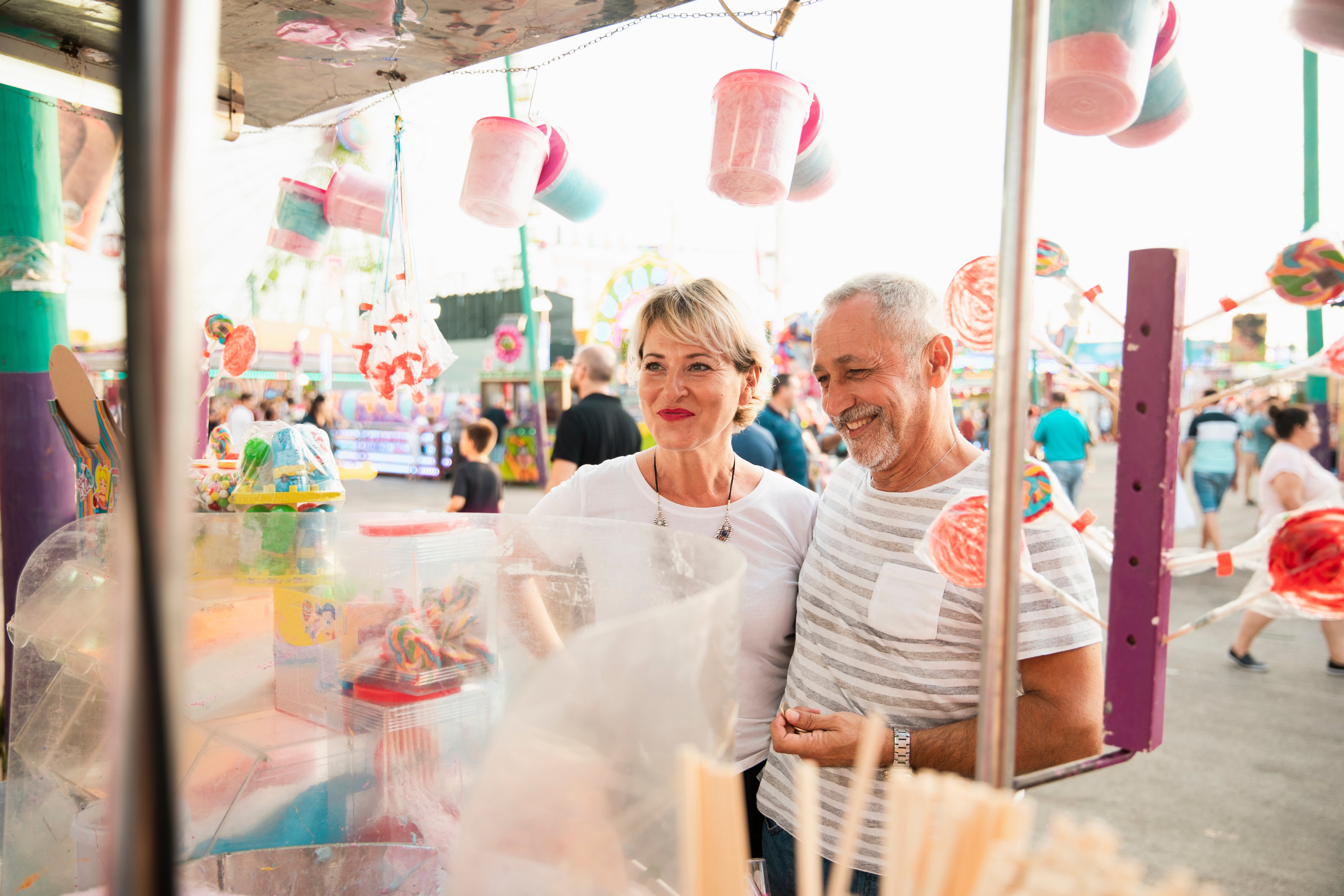 medium-shot-couple-candy-shop