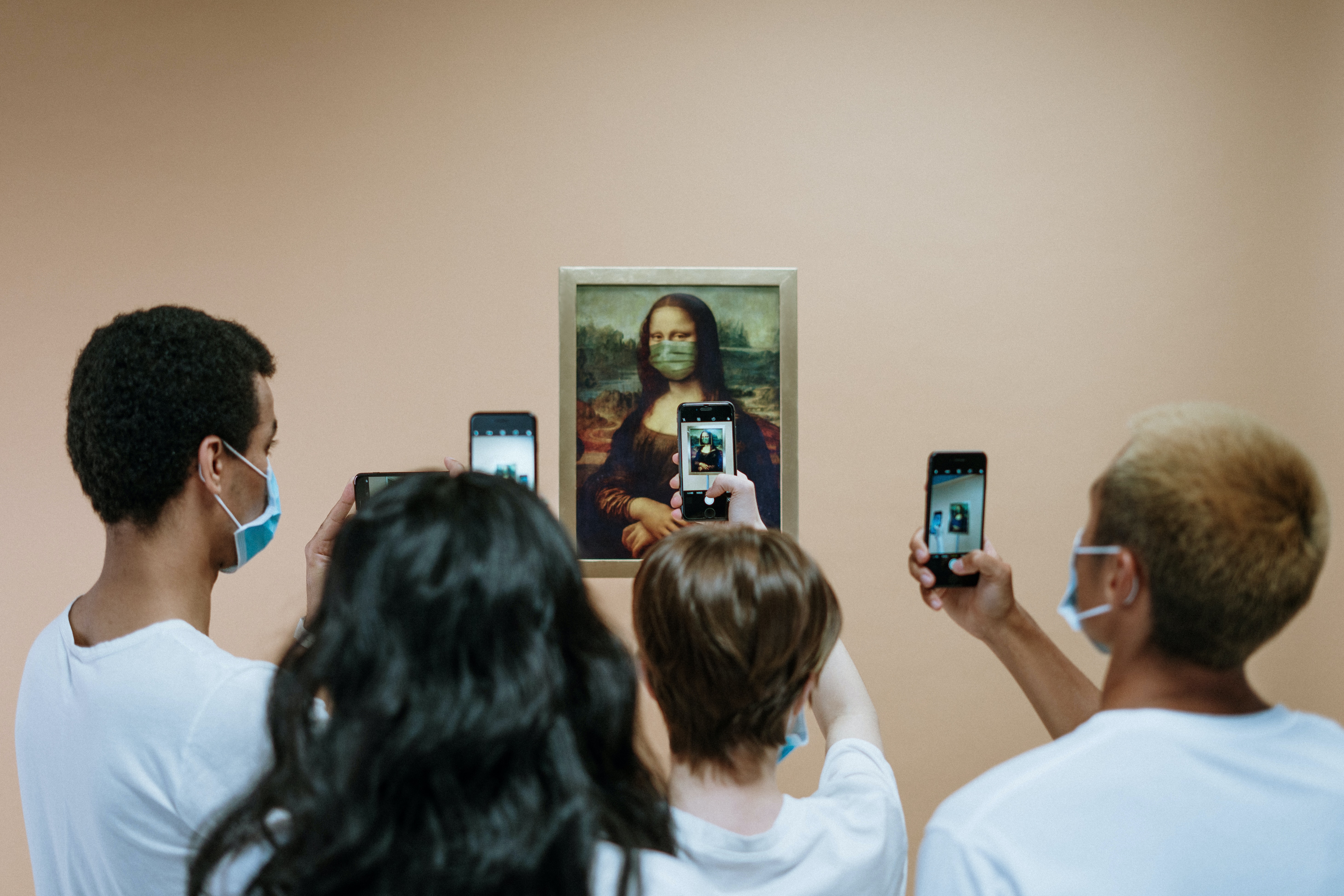 Grote groep mensen die een foto maakt van de Mona-Lisa tijdens COVID19 